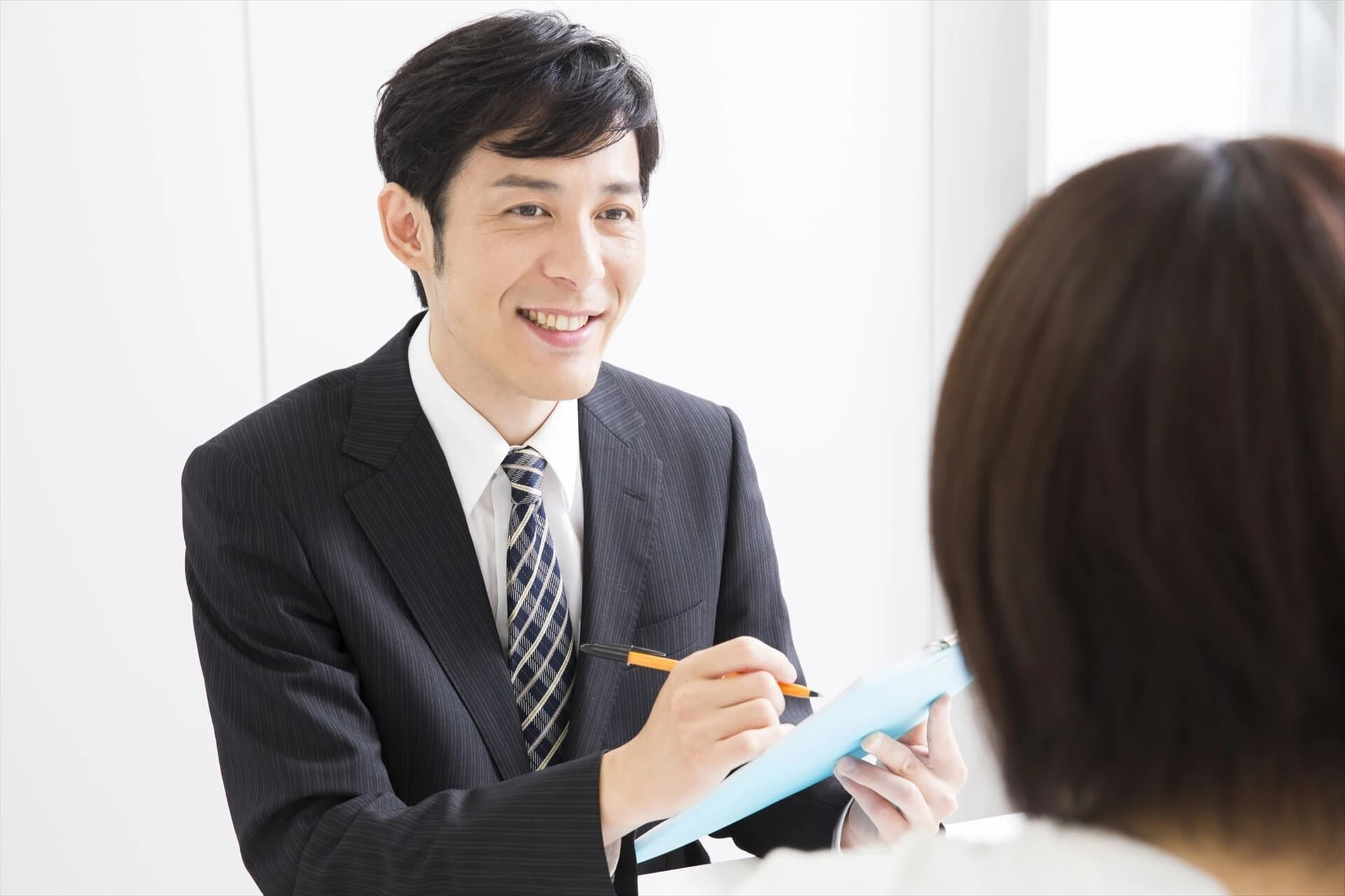 希望を聞く男性スタッフ